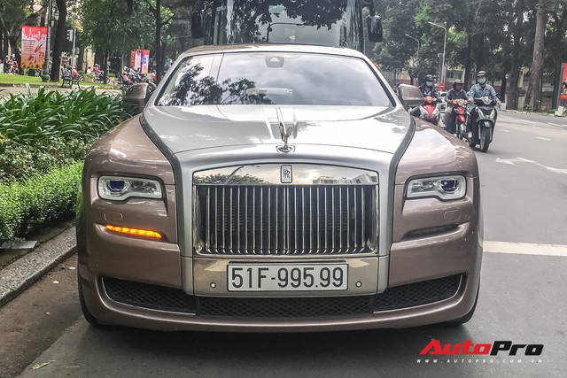 Rolls-Royce Ghost với biểu tượng Spirit of Ecstasy phát sáng và biển số gánh tứ quý 9 lăn bánh trên phố Sài Gòn - Ảnh 3.