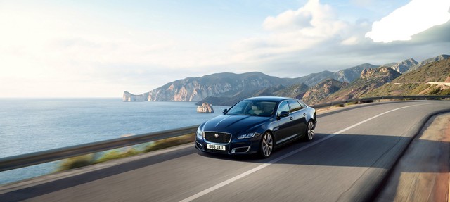 Jaguar mang 8 thế hệ XJ tới Paris Motor Show để kỷ niệm ngày trọng đại - Ảnh 1.