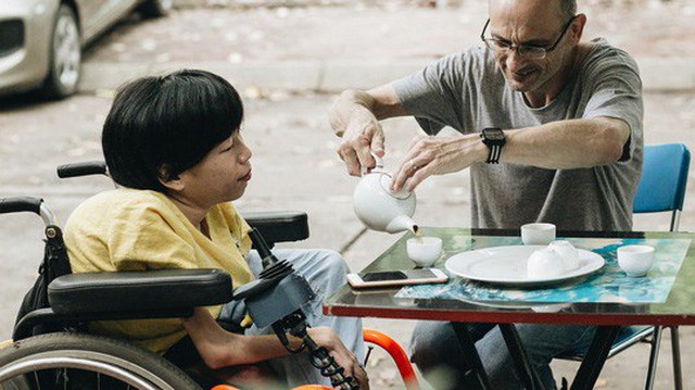 Chuyện tình cổ tích của chàng kỹ sư Úc từ bỏ xe phân khối lớn để "lái" xe lăn cho người vợ khuyết tật ở Hà Nội