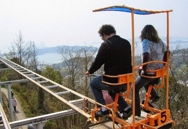 Phải là người bạo gan lắm mới dám đạp xe trên đường ray cao tới hàng chục mét này tại Nhật Bản - Ảnh 1.