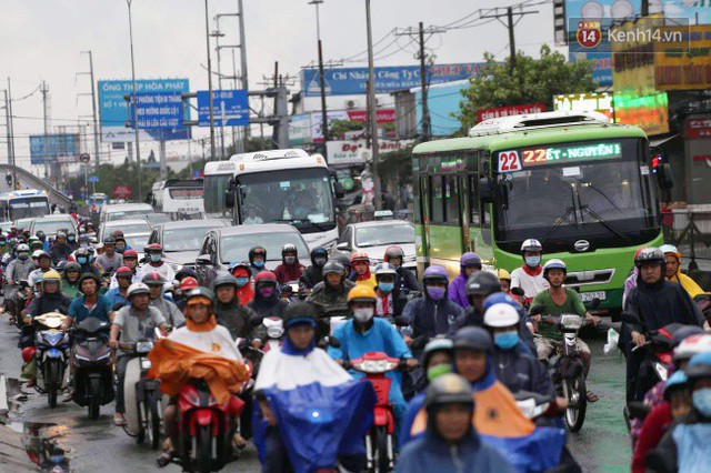 Người dân đội mưa ùn ùn trở về Sài Gòn sau kỳ nghỉ lễ Quốc khánh, cửa ngõ phía Tây ùn tắc kéo dài - Ảnh 7.