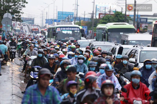 Người dân đội mưa ùn ùn trở về Sài Gòn sau kỳ nghỉ lễ Quốc khánh, cửa ngõ phía Tây ùn tắc kéo dài - Ảnh 9.