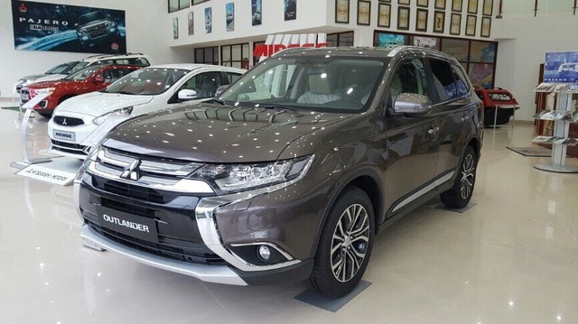 Giá xe giảm trường kỳ, khách Việt vẫn phải đóng phí như cũ