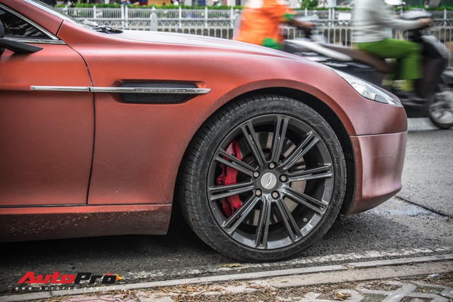 Hàng hiếm Aston Martin Rapide đổi màu tại Sài Gòn - Ảnh 4.