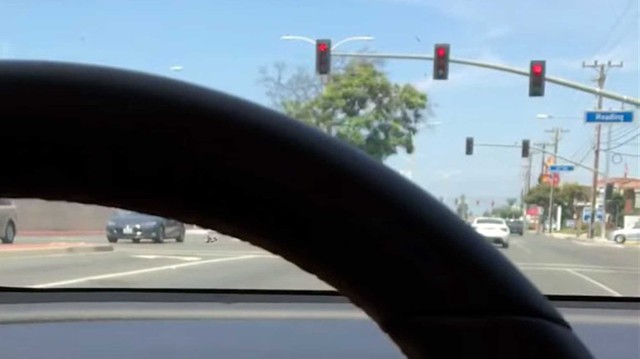 Model 3 tự lái vượt đèn đỏ như đi dạo, Tesla lại bị chỉ trích