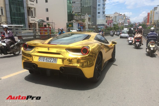 Siêu xe Ferrari 488 GTB dát vàng theo phong cách Dubai tại Sài Gòn - Ảnh 4.