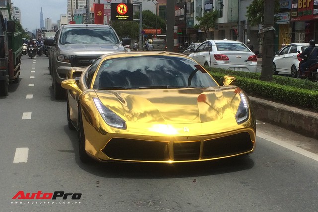 Siêu xe Ferrari 488 GTB dát vàng theo phong cách Dubai tại Sài Gòn - Ảnh 2.
