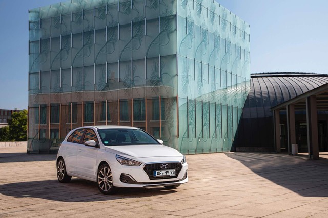 Hyundai i30 nâng cấp nhẹ để cạnh tranh Mazda3 - Ảnh 3.