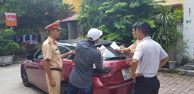 Vụ tài xế ô tô Mazda rú ga, đánh võng ngược chiều trên phố Hà Nội: Công an đến tận nhà đưa tài xế và phương tiện về trụ sở - Ảnh 1.