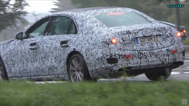 Mercedes-Benz S-Class 2020 chạy thử dưới mưa nhưng lại bị phát hiện ra điều mới mẻ này - Ảnh 2. Mercedes-Benz S-Class 2020 chạy thử dưới mưa nhưng lại bị phát hiện ra điều mới mẻ này - Ảnh 2.