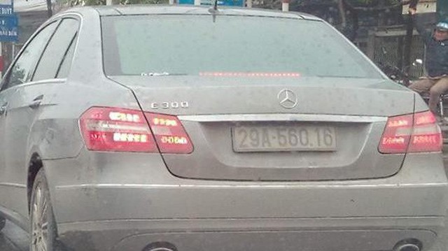 Mercedes-Benz E300 và Toyota Fortuner "vô tình" đeo trùng biển số