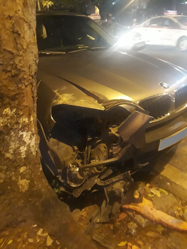 Tránh xe máy, BMW X5 toác đầu, lật ngang giữa đêm tại Hà Nội - Ảnh 1. Tránh xe máy, BMW X5 toác đầu, lật ngang giữa đêm tại Hà Nội - Ảnh 1.