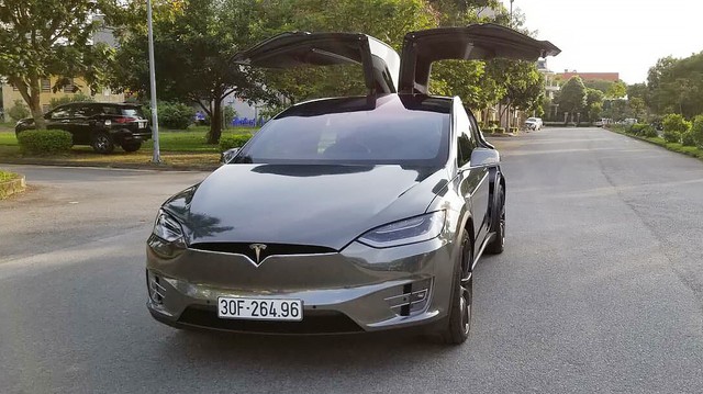 Chồng siêu mẫu Ngọc Thạch lột xác Tesla Model X theo phong cách nhà giàu Dubai