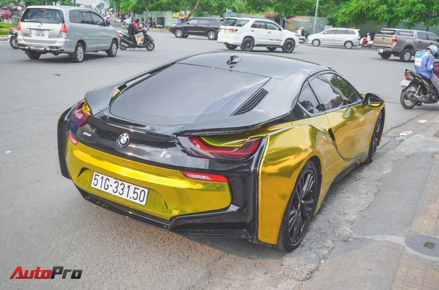 Siêu xe BMW i8 dán decal vàng chrome nổi bật đón năm mới tại Sài Gòn - Ảnh 1.