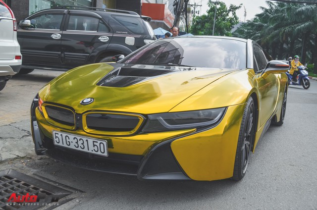 Siêu xe BMW i8 dán decal vàng chrome nổi bật đón năm mới tại Sài Gòn - Ảnh 3.