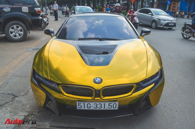 Siêu xe BMW i8 dán decal vàng chrome nổi bật đón năm mới tại Sài Gòn - Ảnh 4. Siêu xe BMW i8 dán decal vàng chrome nổi bật đón năm mới tại Sài Gòn - Ảnh 4.