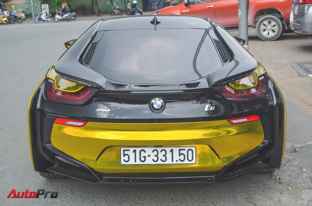 Siêu xe BMW i8 dán decal vàng chrome nổi bật đón năm mới tại Sài Gòn - Ảnh 9.