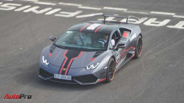 Lamborghini Huracan khoác decal chiến binh tại Sài Gòn - Ảnh 10. Lamborghini Huracan khoác decal chiến binh tại Sài Gòn - Ảnh 10.