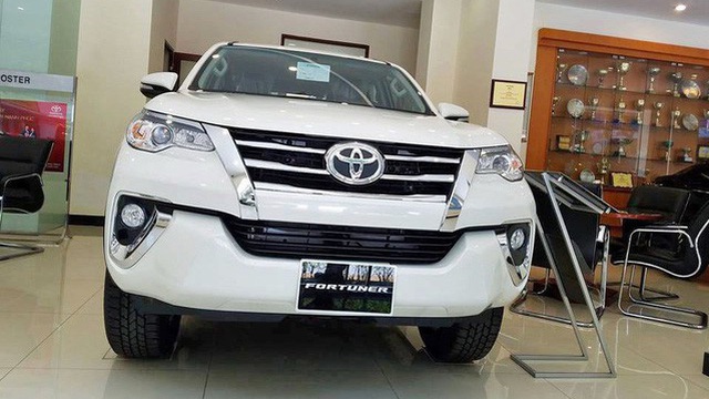 Toyota Fortuner lần đầu mất ngôi vương SUV 7 chỗ tại Việt Nam