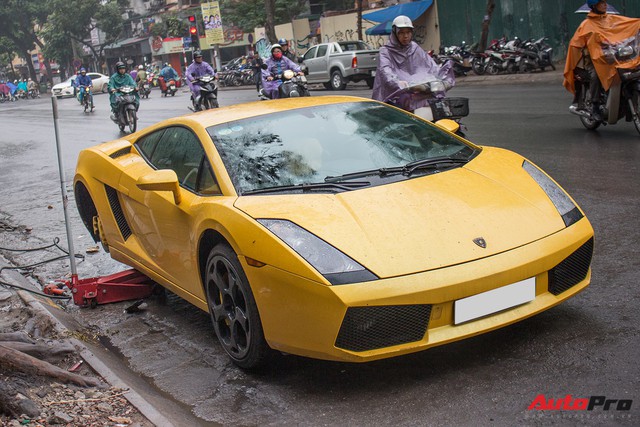 Thợ Việt sửa siêu xe Lamborghini ngay tại vỉa hè ở Hà Nội - Ảnh 6.