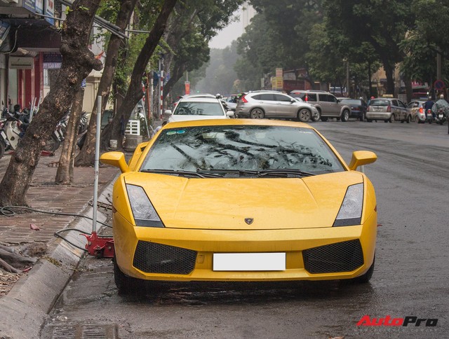 Thợ Việt sửa siêu xe Lamborghini ngay tại vỉa hè ở Hà Nội - Ảnh 3.