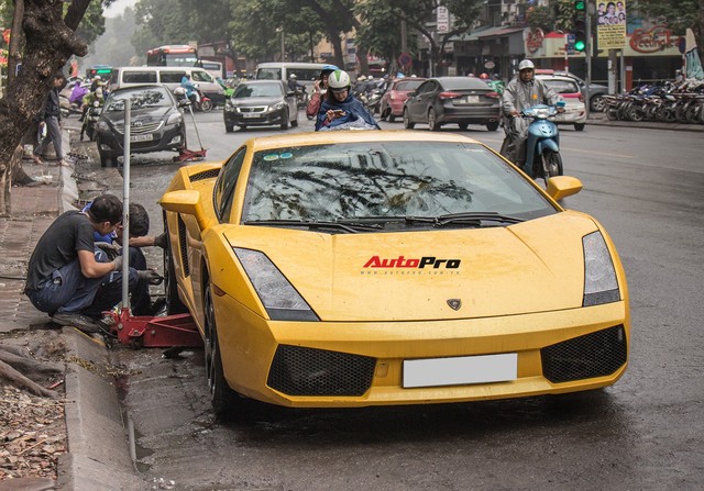 Thợ Việt sửa siêu xe Lamborghini ngay tại vỉa hè ở Hà Nội - Ảnh 4.