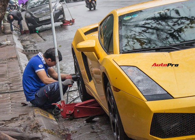 Thợ Việt sửa siêu xe Lamborghini ngay tại vỉa hè ở Hà Nội - Ảnh 5.