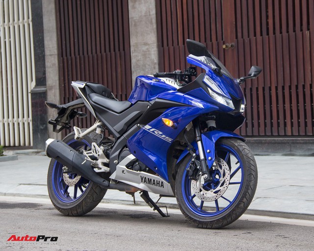 Đấu xe chính hãng, Yamaha R15 nhập khẩu ngoài giảm giá còn 84 triệu đồng - Ảnh 1.