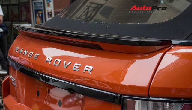 Range Rover Evoque Convertible của nữ Biker nổi tiếng xuống phố - Ảnh 13.