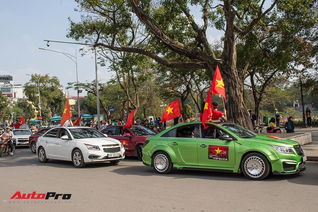 Dàn ô tô, mô tô phân khối lớn mang cờ tổ quốc xuống cổ vũ U23 Việt Nam - Ảnh 17.