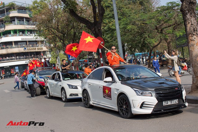Dàn ô tô, mô tô phân khối lớn mang cờ tổ quốc xuống cổ vũ U23 Việt Nam - Ảnh 16.