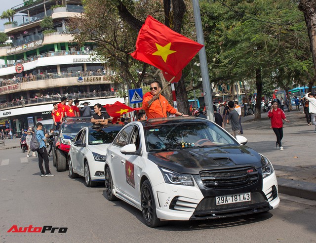 Dàn ô tô, mô tô phân khối lớn mang cờ tổ quốc xuống cổ vũ U23 Việt Nam - Ảnh 15.