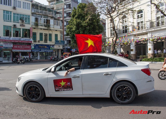 Dàn ô tô, mô tô phân khối lớn mang cờ tổ quốc xuống cổ vũ U23 Việt Nam - Ảnh 14.