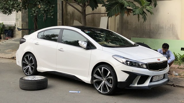 Kia Cerato lên vành Lexus khổng lồ tại Sài Gòn - Ảnh 2.