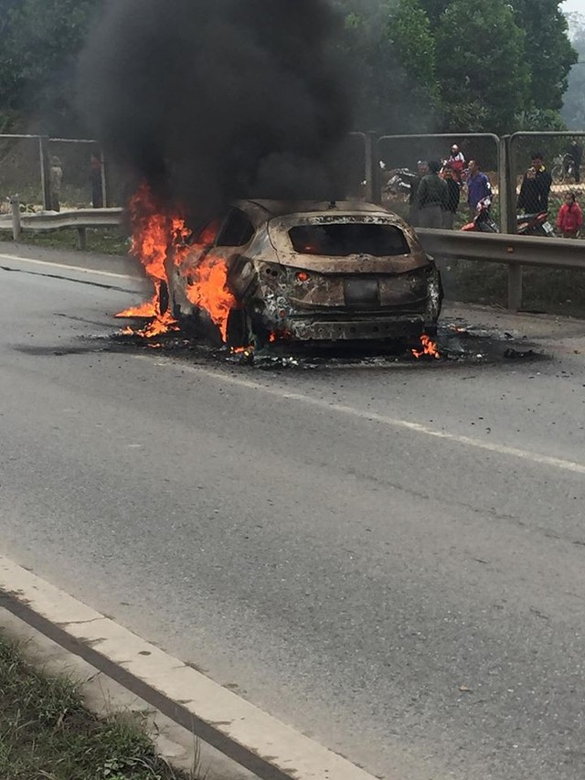 Mazda3 bốc cháy dữ dội khi đang lưu thông trên cao tốc Thái Nguyên - Hà Nội - Ảnh 3.