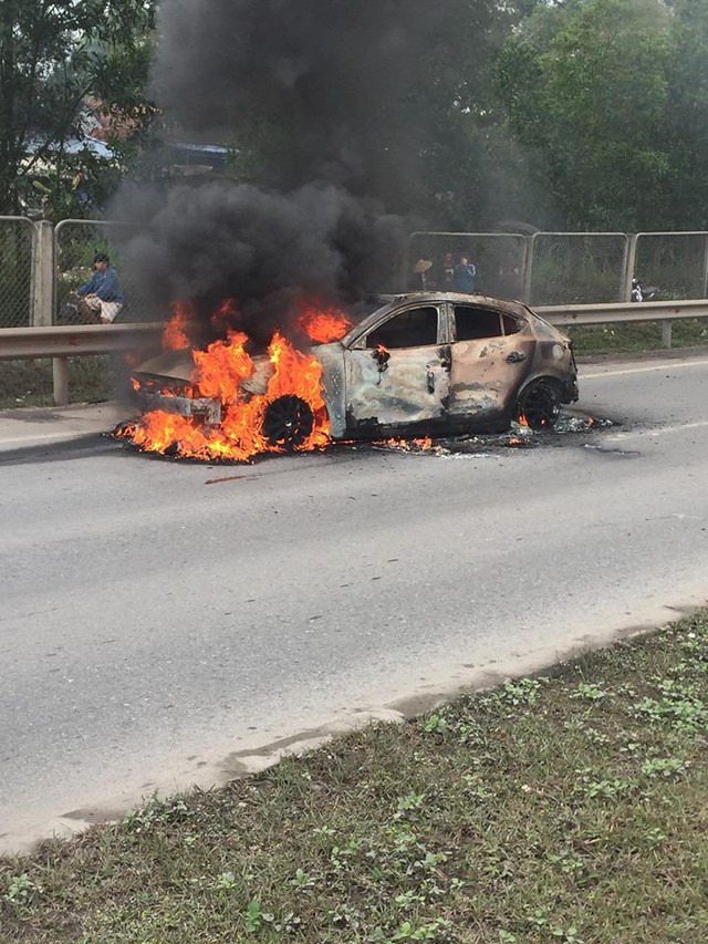 Mazda3 bốc cháy dữ dội khi đang lưu thông trên cao tốc Thái Nguyên - Hà Nội - Ảnh 4.