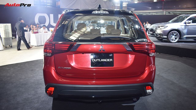 Mitsubishi Outlander bất ngờ có thêm bản Black Edition tại Việt Nam - Ảnh 8.