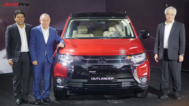 Mitsubishi Outlander CKD xuất xưởng với giá từ 808 triệu đồng, tạo sức ép lên Honda CR-V - Ảnh 2.