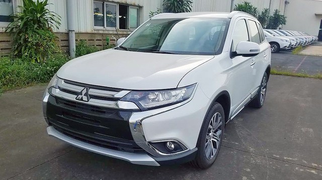 Giảm giá 165 triệu đồng, Mitsubishi Outlander lắp ráp lại có nhiều trang bị hơn bản nhập Nhật