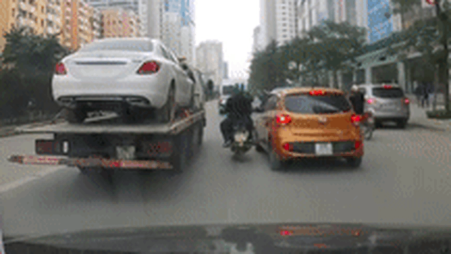 Kẹp giữa hai ô tô, tài xế Grab cùng hành khách suýt nằm gầm xe tải