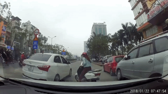 Sau tạt đầu, "ninja" Honda Lead đâm 3 lần vào Hyundai Grand i10