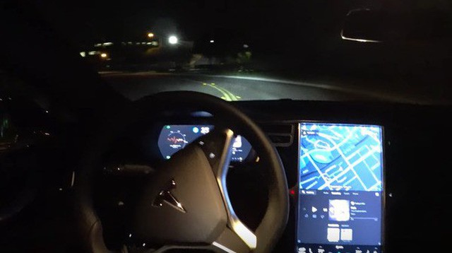 Một người đàn ông bị bắt vì sử dụng chế độ tự lái của xe Tesla khi đang say rượu