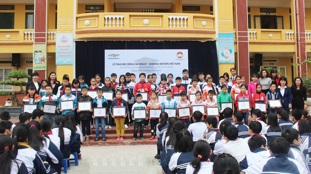 GM Việt Nam trao tặng học bổng Chevrolet chào năm mới