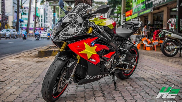 BMW S1000RR lên tem cờ đỏ sao vàng cổ vũ U23 Việt Nam đá bán kết