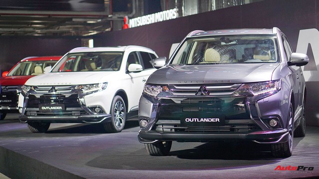 Mitsubishi Outlander CKD xuất xưởng với giá từ 808 triệu đồng, tạo sức ép lên Honda CR-V