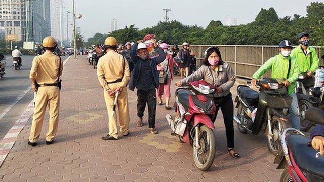 Clip: Thấy CSGT, tất cả đều xuống dắt xe, đi bộ ngược chiều trên vỉa hè