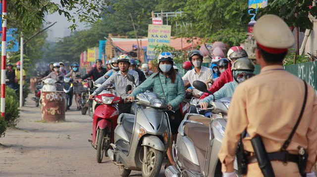 Người dân phải dắt bộ xe máy hàng trăm mét ngược vỉa hè để tránh ùn tắc: Hệ quả của xe buýt nhanh BRT?