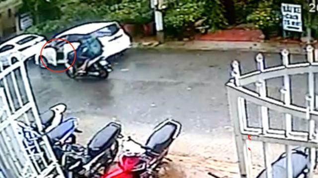 Clip: Mở cửa ô tô thiếu quan sát, nữ tài xế khiến một gia đình đi xe máy ngã lộn nhào