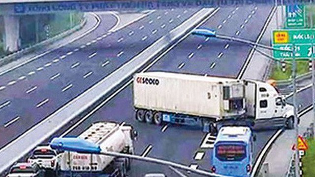 Bùng phát đi lùi, ngược chiều trên cao tốc