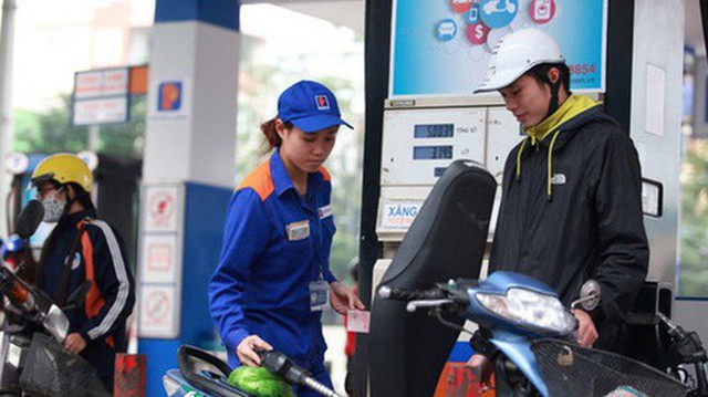 15h chiều nay, giá xăng tiếp tục giảm mạnh, xuống mức thấp nhất từ đầu năm đến nay